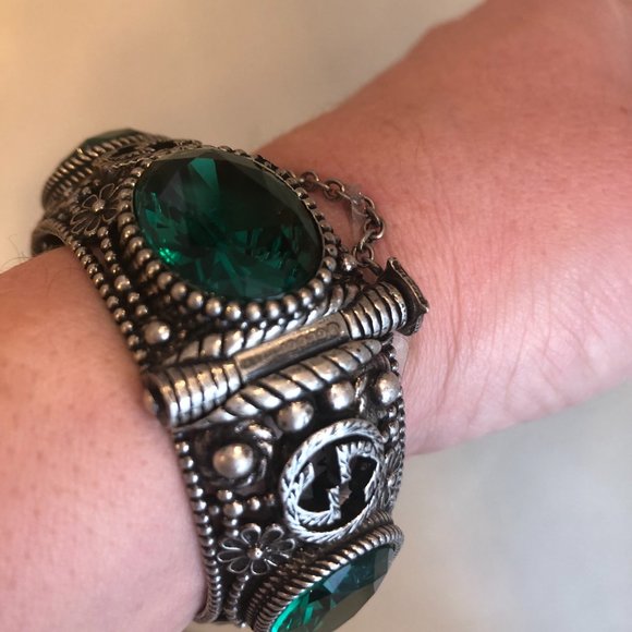 Gucci Interlocking GG Silver Bracelet with Green Crystals NEW IN BOX - Picture 3 of 5